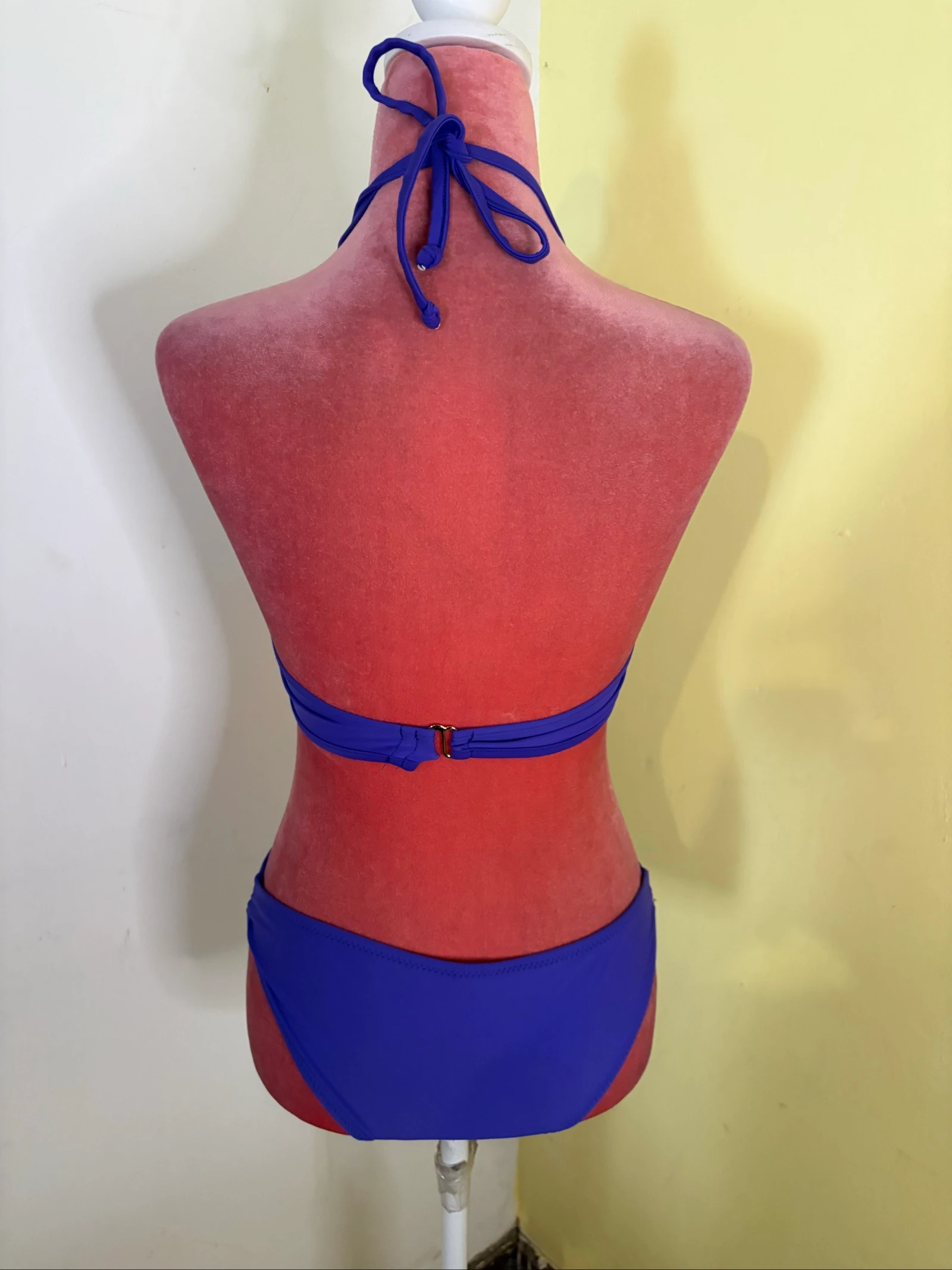 Halter bikini met zijcut-out – photo 4